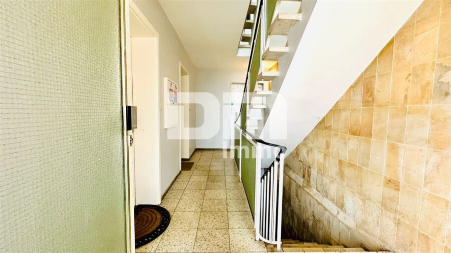 Schöne 1,5 Zimmer Wohnung im Erdgeschoss in einer hervorragenden Wohnlage - Eingangsbereich / Treppenhaus / Fahrstuhl zum KG